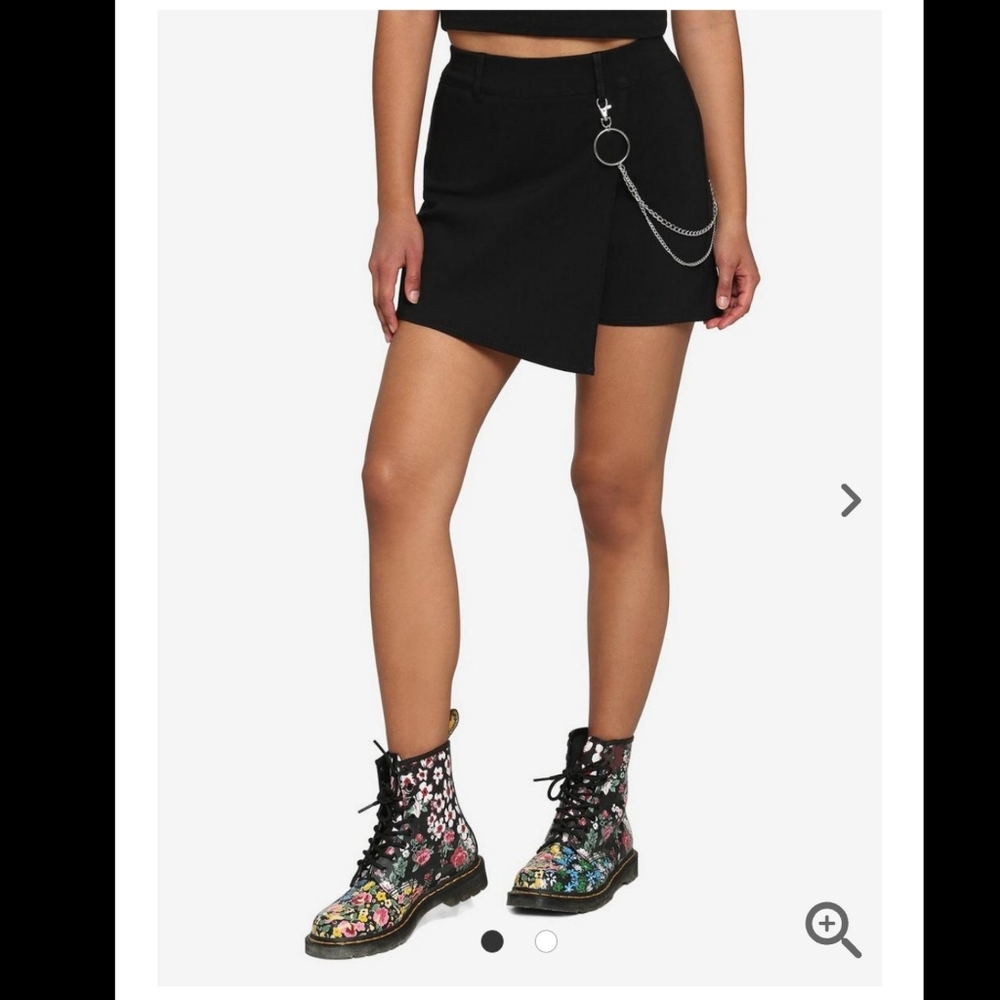 Punk skort shorts chain goth